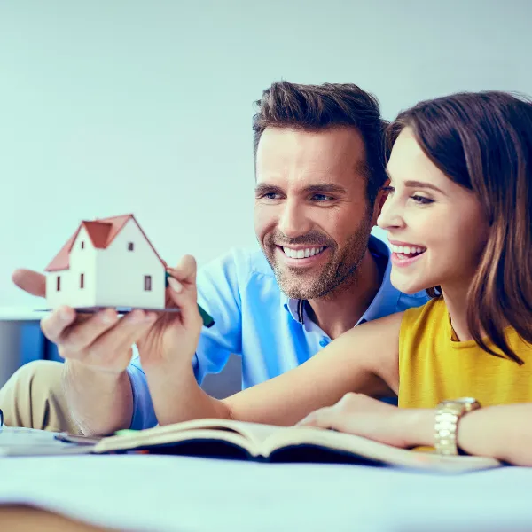 Real estate attorney handing over the keys to a Florida home